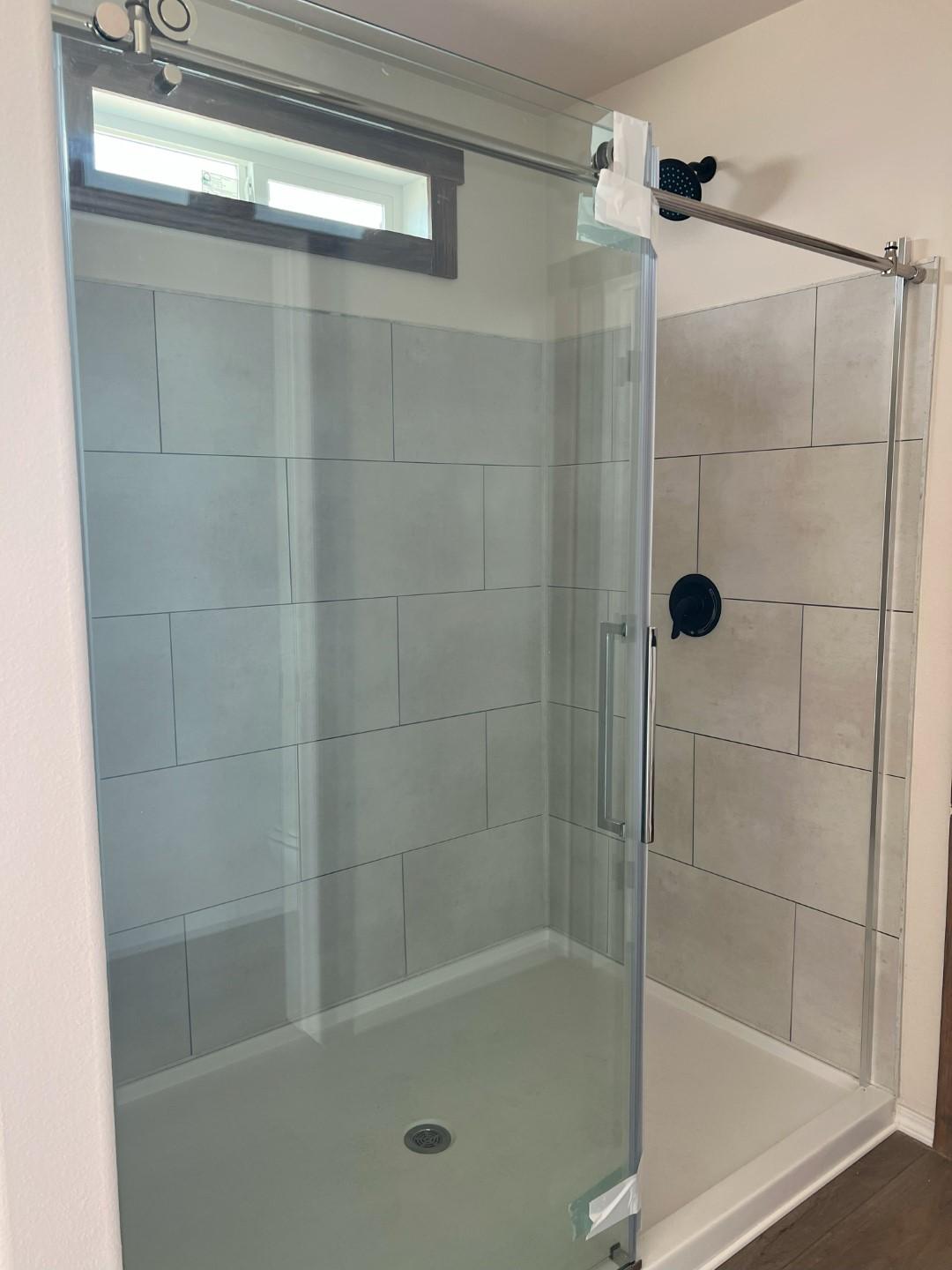 King-size shower in The Clover 30603F, built by Fleetwood Homes of Idaho