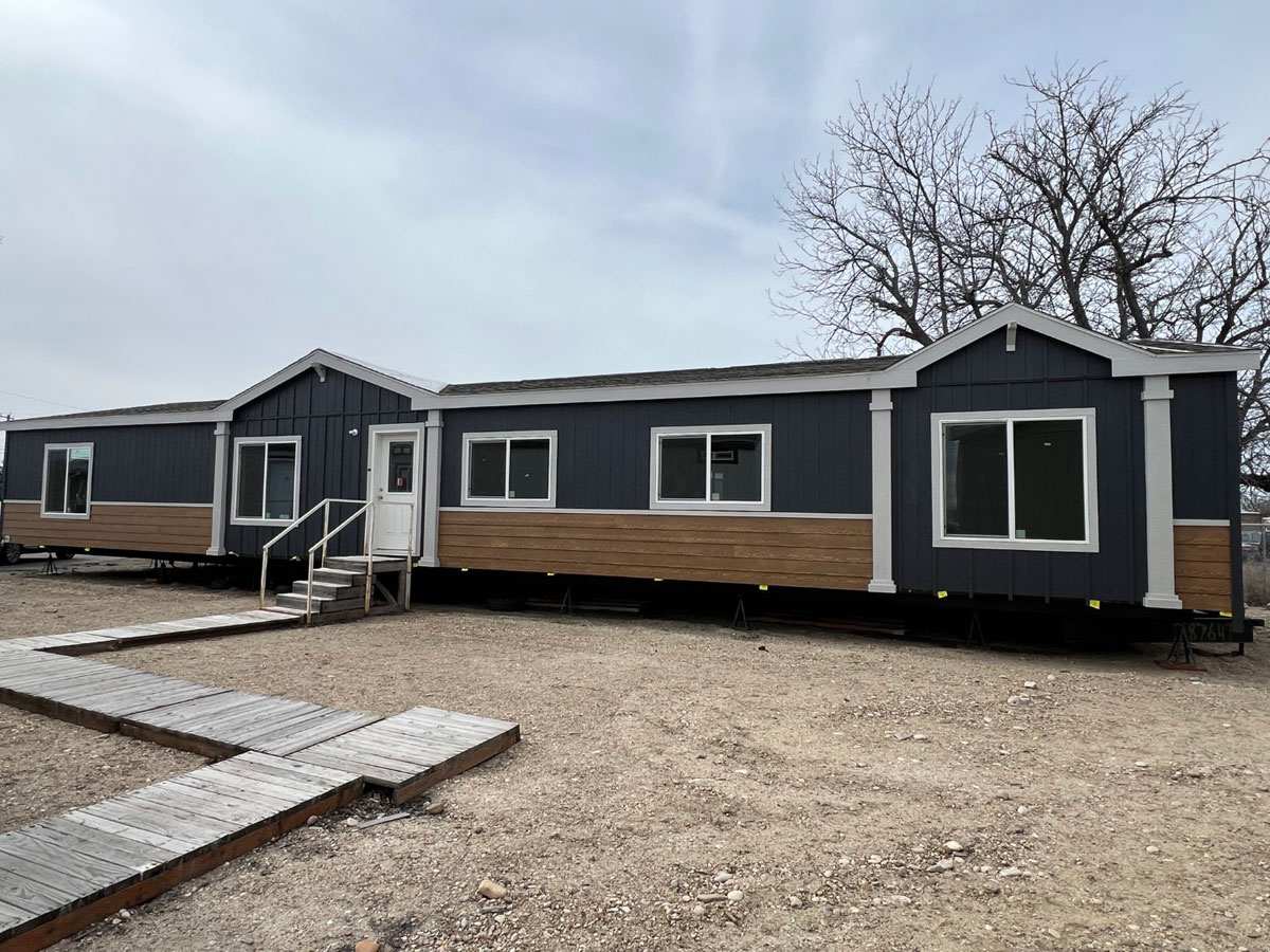 Stylish lap siding accents highlight the exterior of the Sawtooth 28764T