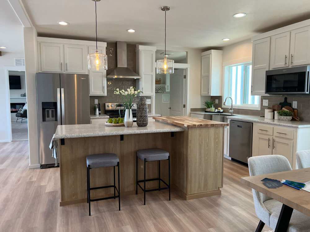 Warm and inviting kitchen in the 30684E Fleetwood Shoshone