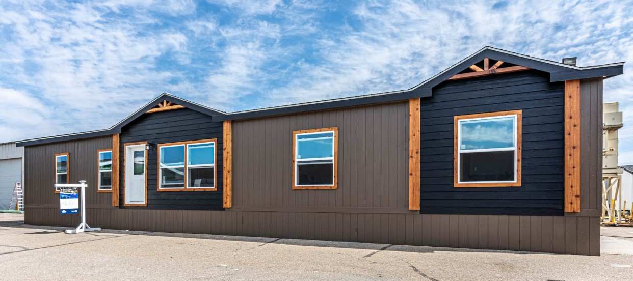 Stunning exterior of the Fleetwood 30684E The Shoshone home