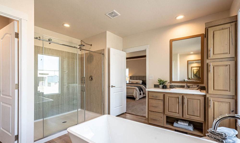 Large spa bathroom in the Waverly Crest 30684E Fleetwood home